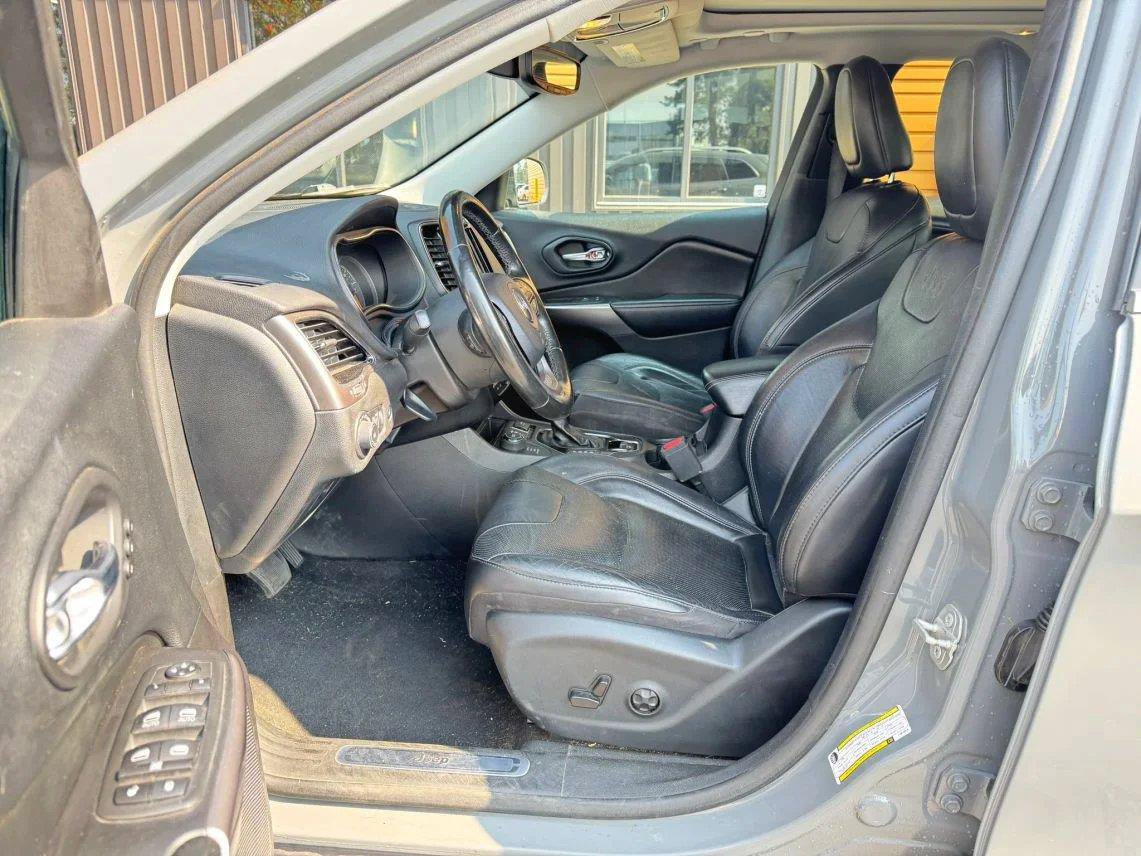 Used 2020 Jeep Cherokee Limited w/ Technology Group AWD/4WD image 12