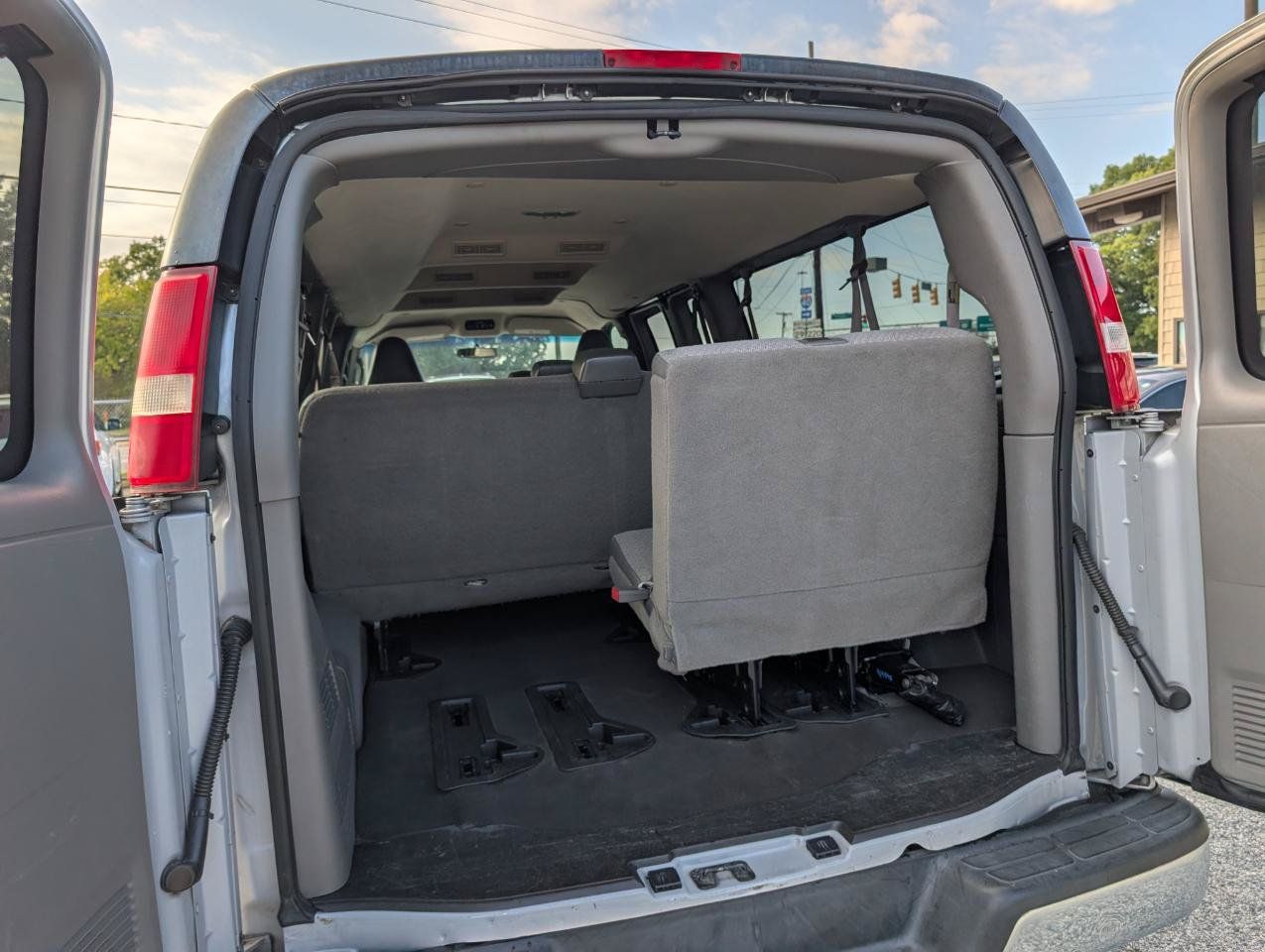Used 2017 Chevrolet Express 3500 LT w/ LT Preferred Equipment Group RWD image 18