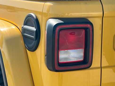 Used 2019 Jeep Wrangler Unlimited Sahara image 15