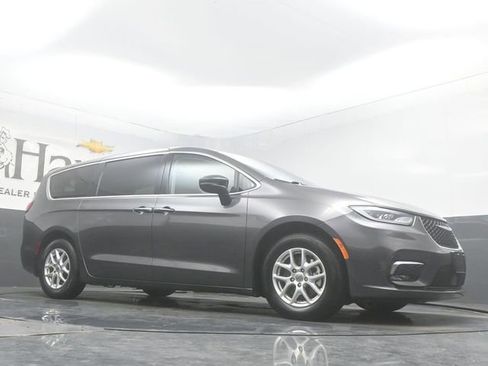Used 2023 Chrysler Pacifica Touring-L FWD image 2