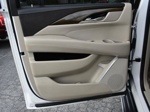 Used 2020 Cadillac Escalade ESV Premium Luxury image 35