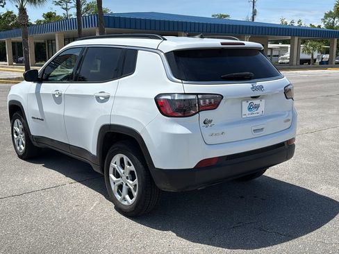 Used 2024 Jeep Compass Latitude AWD/4WD image 4