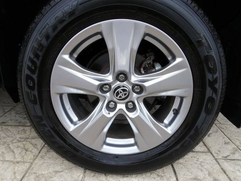 Used 2022 Toyota RAV4 XLE w/ Convenience Package image 15