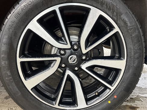 Used 2019 Nissan Rogue SL w/ Premium Package image 32