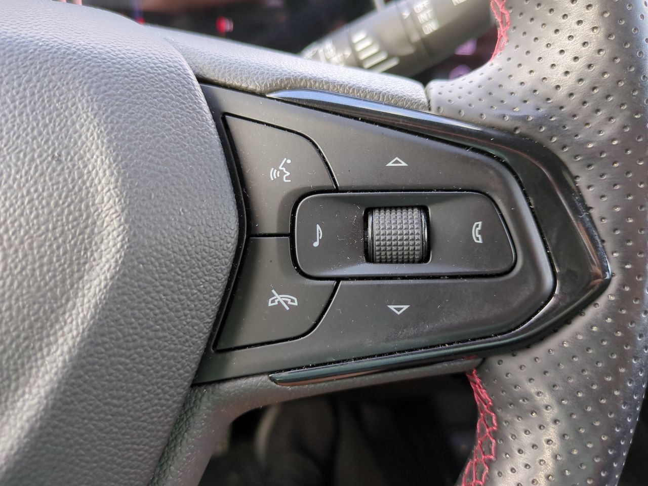 Used 2024 Chevrolet Trax RS w/ Sunroof Package FWD image 23
