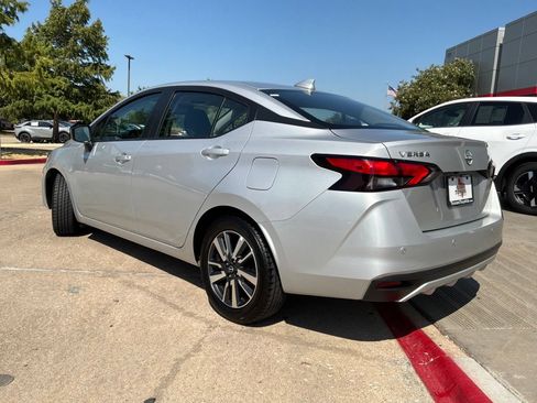 Used 2025 Nissan Versa SV FWD image 8