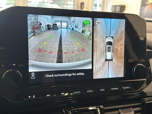 Used 2025 Nissan Pathfinder Platinum AWD/4WD image 18