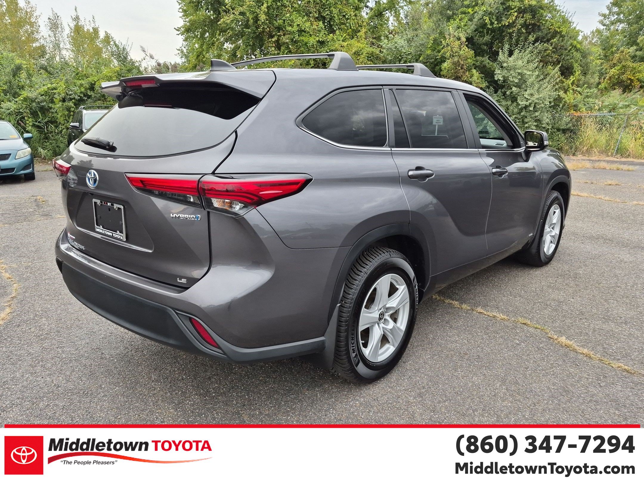 Used 2023 Toyota Highlander LE AWD/4WD image 3