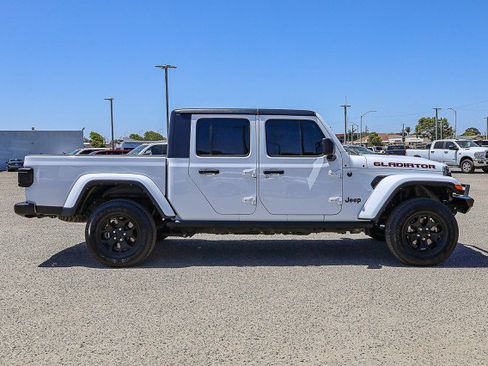 Used 2022 Jeep Gladiator Sport image 3