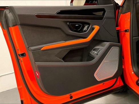 Used 2025 Lamborghini Urus SE image 19