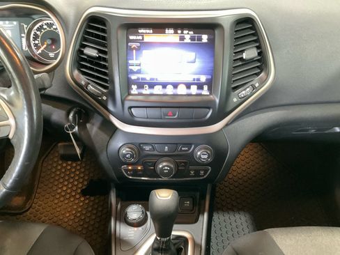 Used 2014 Jeep Cherokee Latitude w/ Cold Weather Group AWD/4WD image 11