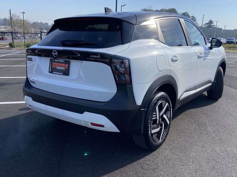 Used 2025 Nissan Kicks SV FWD image 3