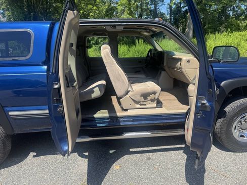 Used 2002 Chevrolet Silverado 2500 LS w/ Snow Plow Prep Pkg AWD/4WD image 11