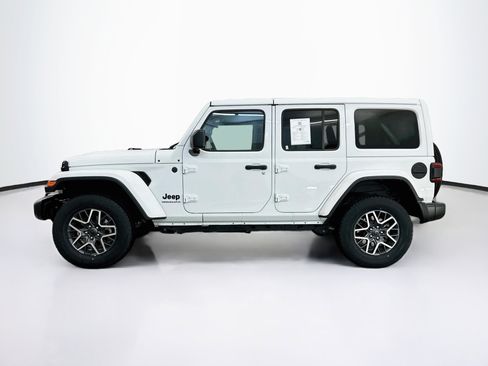 Used 2025 Jeep Wrangler Unlimited Sahara AWD/4WD image 4