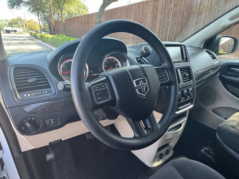Used 2018 Dodge Grand Caravan SE w/ UConnect Hands-Free Group FWD image 21