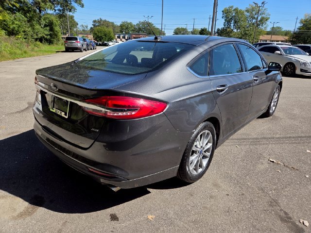 Used 2017 Ford Fusion SE w/ Fusion SE Technology Package FWD image 6