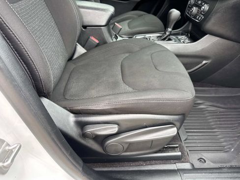 Used 2019 Jeep Cherokee Latitude w/ Popular Appearance Group FWD image 11