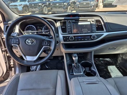 Used 2018 Toyota Highlander Limited AWD/4WD image 18