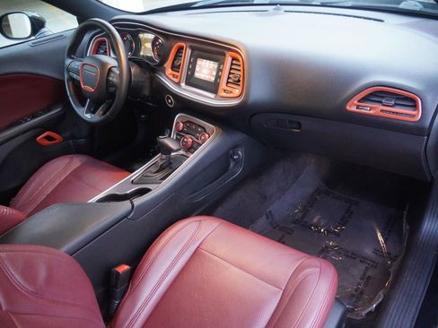 Used 2017 Dodge Challenger SXT image 40