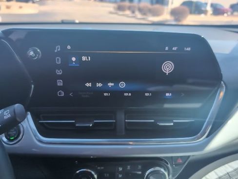 Used 2024 Chevrolet Trax LT w/ Sunroof Package image 3