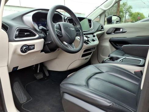 Used 2023 Chrysler Pacifica Touring-L FWD image 18