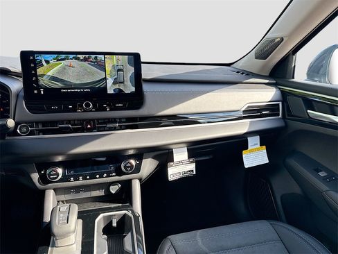 New 2025 Mitsubishi Outlander SE image 25