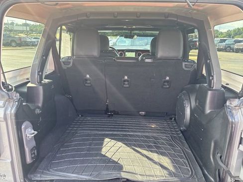 Used 2022 Jeep Wrangler Unlimited Rubicon w/ LED Lighting Group AWD/4WD image 16