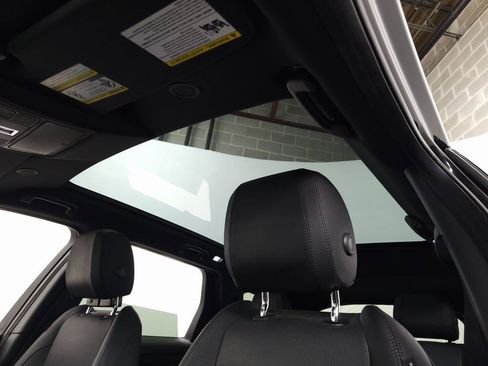 Used 2022 Land Rover Discovery Sport SE image 16