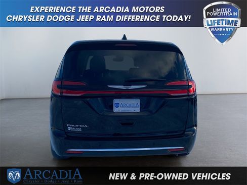 Used 2024 Chrysler Pacifica Touring-L image 4