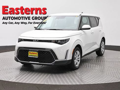 Used 2023 Kia Soul LX FWD image 1