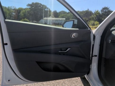 Used 2025 Hyundai Elantra SEL FWD image 12