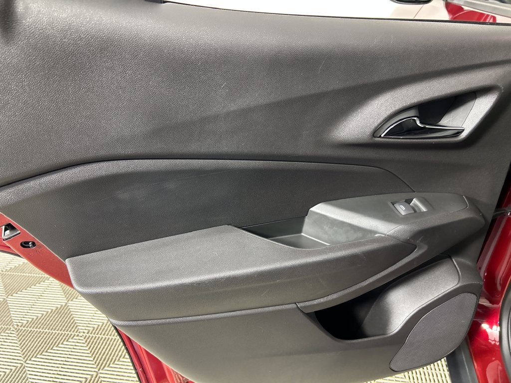 Used 2025 Chevrolet Trax LT FWD image 16