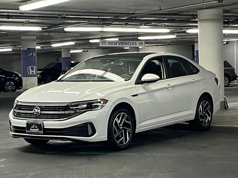 Used 2023 Volkswagen Jetta SEL FWD image 3