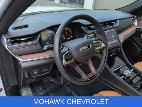 Used 2025 Jeep Grand Cherokee Summit AWD/4WD image 10