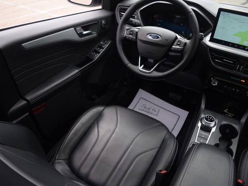 Used 2025 Ford Escape Platinum w/ Premium Technology Package image 2