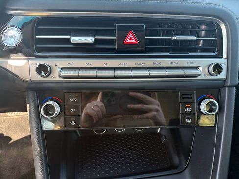 Used 2025 Genesis G70 2.5T image 21