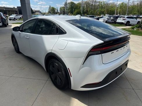 Used 2025 Toyota Prius LE FWD image 5