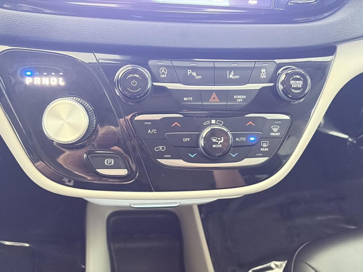 Used 2023 Chrysler Pacifica Touring-L FWD image 19