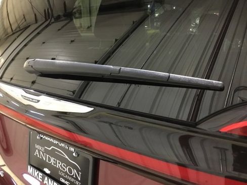 Used 2023 Chrysler Pacifica Touring-L image 18