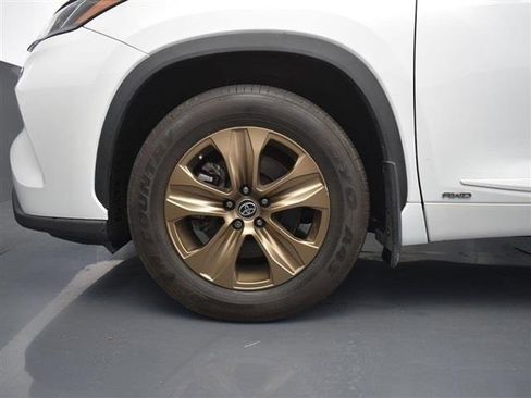 Used 2022 Toyota Highlander Bronze Edition image 9