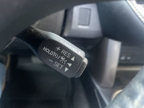 Used 2018 Toyota RAV4 XLE AWD/4WD image 33