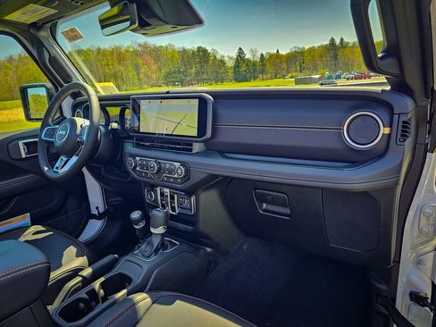 New 2026 Jeep Wrangler Unlimited Sahara AWD/4WD image 40