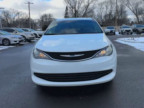 Used 2018 Chrysler Pacifica LX image 3