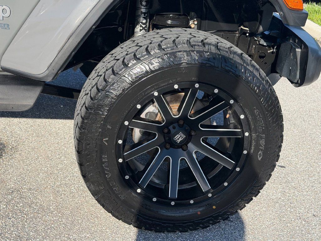 Used 2018 Jeep Wrangler Unlimited Sahara w/ LED Lighting Group AWD/4WD image 9