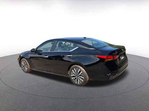 Used 2025 Nissan Altima 2.5 SV FWD image 11