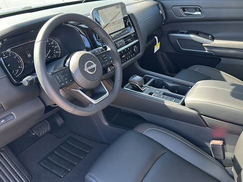 New 2025 Nissan Pathfinder SL image 9