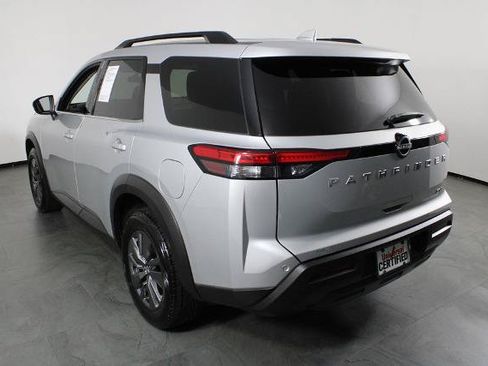 Certified 2024 Nissan Pathfinder SV FWD image 4