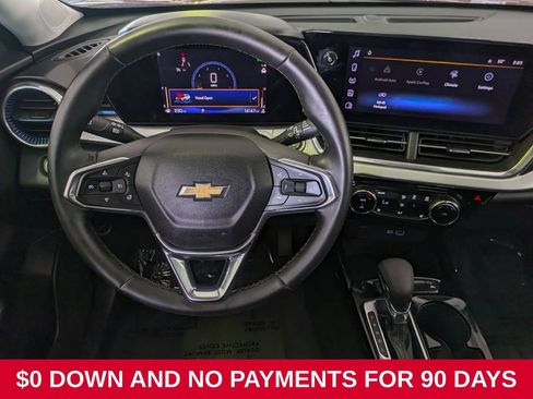 Used 2025 Chevrolet Trax LT w/ LT Convenience Package FWD image 32