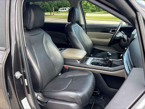 Used 2025 Kia Carnival FWD image 7