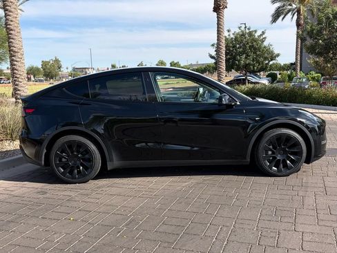Used 2023 Tesla Model Y Long Range AWD/4WD image 2